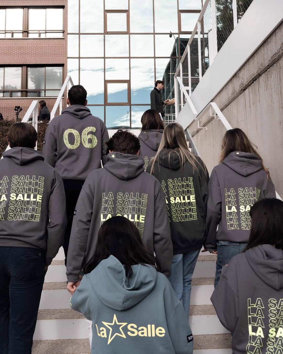 No hace falta un motivo, ¡somos un grupo y nos encanta! Nuestras sudaderas son el uniforme de la amistad. ¿A qué esperáis para crear las vuestras? #SudaderasDeAmigos #GrupoUnido #FriendshipGoals #Kronix